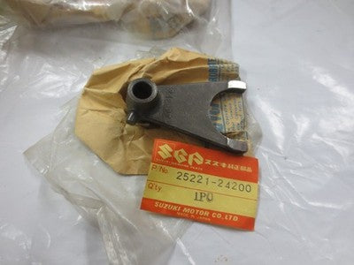 Suzuki ALT125 1983-86,LT125 1983-87   nos  Shift fork # 2   p.n 25221-24200