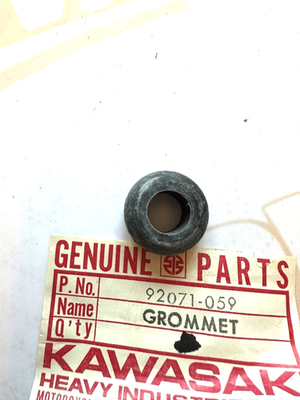NOS KAWASAKI 92071-059 H2 750 TAILLIGHT WIRE GROMMET