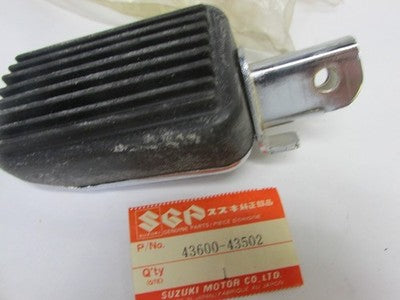 NOS OEM SUZUKI FRONT LH FOOTREST Assembly  '83 '84 '85 GS500 1983-86 43600-43502