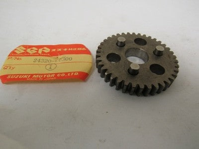 SUZUKI TM75 TS75 SECOND DRIVEN GEAR NOS! 24320-26300