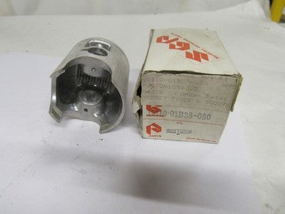 NOS GENUINE SUZUKI PISTON  2ND OVER SIZE RM 125  H J 1987-1988  12110-01B38-050