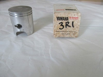 NOS 1980 GENUINE Yamaha YZ80 .25 Piston 3R1-11635-00 02