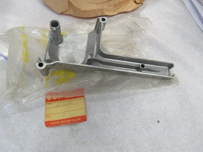 Suzuki GT380 nos oil pump cover 1972-1977 11411-33000
