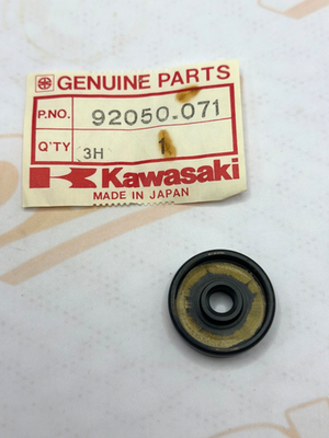 NOS Kawasaki Oil Seal KH125 KM100 KE100 MC1 92050-071