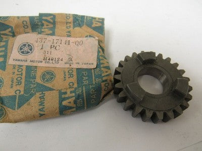NOS Yamaha DT100 DT125 MX125 DT175 MX175 RT100 4TH Pinion Gear 437-17141-00