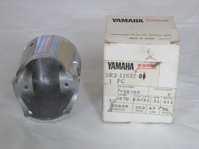 NOS OEM Yamaha Piston O S 0.75 1976-81 YZ100 Competition Motocross 3R2-11637-00
