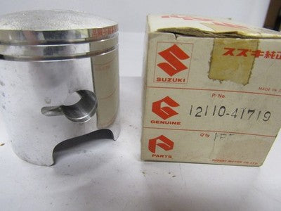 NOS OEM ORIGINAL SUZUKI PISTON 1975 RM125 12110-41719