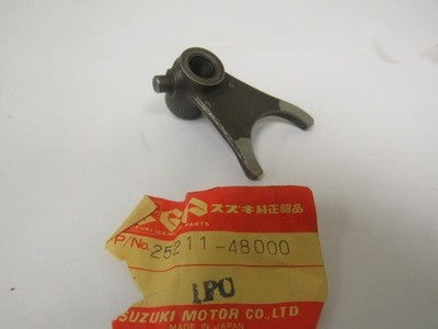 SUZUKI 78-80  DS100 DS100 TS125 DS125 GEAR SHIFTING FORK #1 OEM NOS 25211-48001