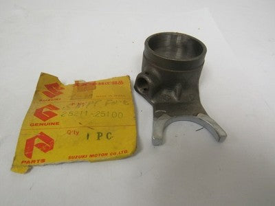 Suzuk TC90 1970-1972     nos shift fork   #1 25211-25100