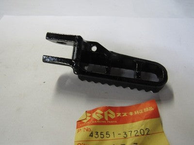 Suzuki DR100 DR125 DR250 SP250 PE175 Front Footrest RH NOS PEG 43551-37202-019