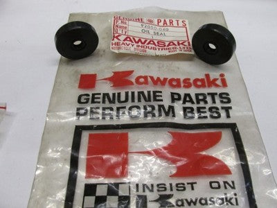 New Kawasaki S1 S3 KH KH400 KH250 Mach II Mach I Oil Seal  NOS 92050-040  QTY-2