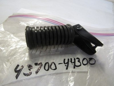 SUZUKI GS300L 82-83 GS450 ET EX EZ 80-82 FOOTREST REAR LEFT 43700-44300 NOS