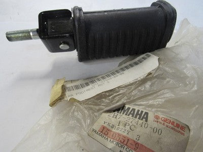 NOS Yamaha OEM Right Rear Footrest Assembly 78-79 XS1100 79 XS750 2H7-27440-00