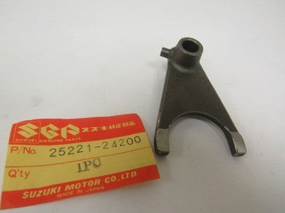Suzuki ALT125 1983-86,LT125 1983-87   nos  Shift fork # 2   p.n 25221-24200
