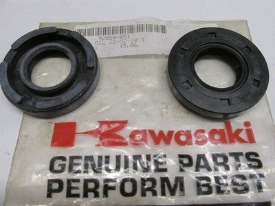 New Kawasaki H1 KH Mach III KH500 Oil Seal TC255210 NOS 92050-051 OEM  *QTY-2*