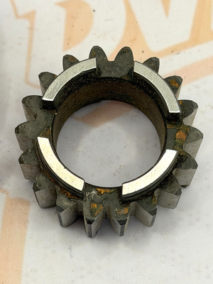NOS YAMAHA 1962 YDS2 2ND PINION GEAR 18T 152-17121-00-00