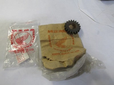 NOS HONDA SECOND MAIN SHAFT GEAR 19T CA95 CB92 23430-205-00