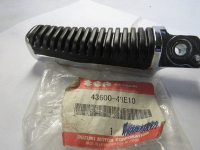 SUZUKI 1997-03 VZ800 MARAUDER 98-04 VL1500 OEM REAR RIGHT FOOTREST 43600-48E10