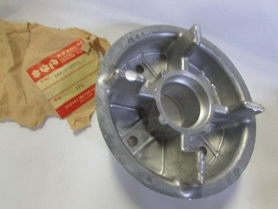 SUZUKI S32-2  NOS  REAR SPROCKET MOUNT  OEM   64610-08001