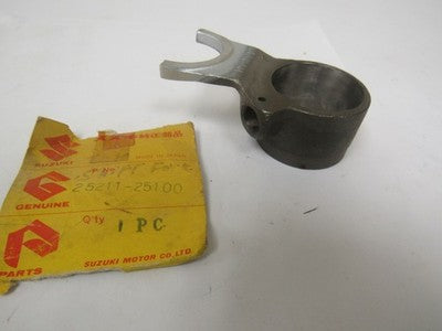 Suzuk TC90 1970-1972     nos shift fork   #1 25211-25100
