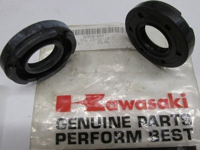 New Kawasaki H1 KH Mach III KH500 Oil Seal TC255210 NOS 92050-051 OEM  *QTY-2*