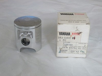 NOS OEM Yamaha Piston O S 0.75 1976-81 YZ100 Competition Motocross 3R2-11637-00