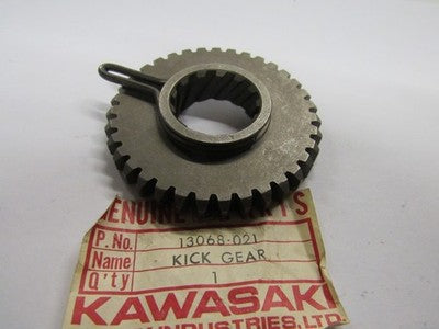 NOS Kawasaki Kickstarter Gear F6 F7 KD175 KE175 Enduro 13068-021