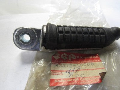 NOS OEM SUZUKI 1988-96 FRAME PILLION FOOT REST PEG STAND 6SX600FT 43710-19C00