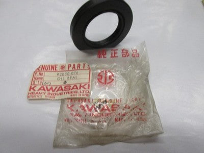 NEW KAWASAKI 80-83 KZ550 78-80 KZ650 Rr Wheel Hub Oil Seal #38629 NOS 92050-076