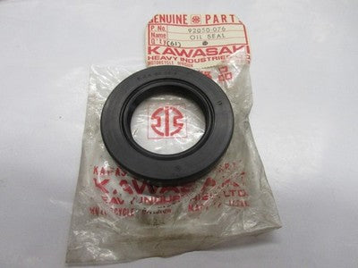 NEW KAWASAKI 80-83 KZ550 78-80 KZ650 Rr Wheel Hub Oil Seal #38629 NOS 92050-076