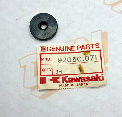 NOS Kawasaki Oil Seal KH125 KM100 KE100 MC1 92050-071