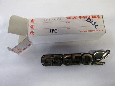 NOS NEW OEM ORIGINAL SUZUKI GS650 FRAME COVER EMBLEM 68131-34410