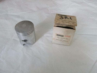 NOS 1980 GENUINE Yamaha YZ80 .25 Piston 3R1-11635-00 02