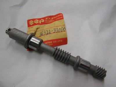 NOS SUZUKI GT380 1972-1977  DRIVE PUMP GEAR SHAFT 16322-33000