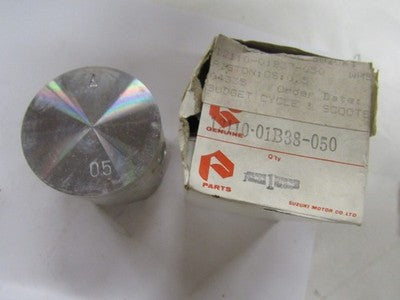 NOS GENUINE SUZUKI PISTON  2ND OVER SIZE RM 125  H J 1987-1988  12110-01B38-050