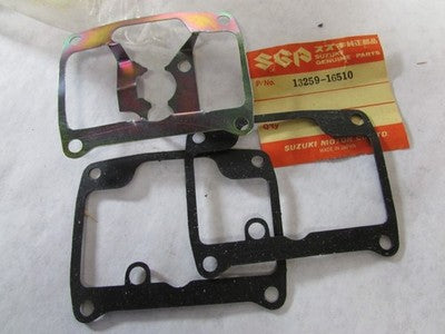 SUZUKI NOS TS400 TM400 CARBURATOR PLATE AND 2 BOWL GASKETS 13259-16510