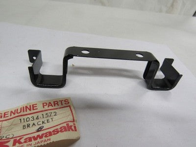 NOS OEM KAWASAKI BRACKET, FORK COVER #11034-1572   kz250