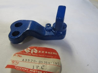 NOS Suzuki OEM FRONT FOOTREST BRACKET 85-87 DR100  43520-05260-19F