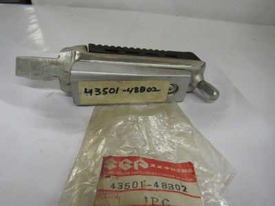 SUZUKI NOS FRONT RIGHT FOOTREST GSX1100F 43501-48B02