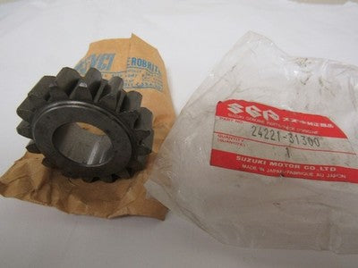SUZUKI GS750ES 1983  GS700 1985  NOS  OEM 2ND DRIVE GEAR 24221-31300