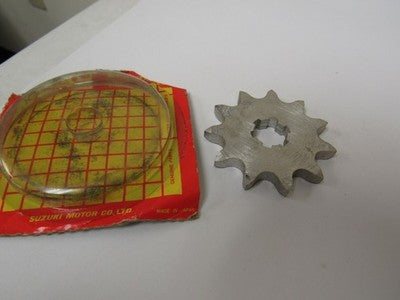 SUZUKI TS50 GAUCHO 1971-1974 nos front sprocket   27511-01700  11t