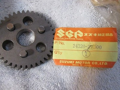 SUZUKI TM75 TS75 SECOND DRIVEN GEAR NOS! 24320-26300