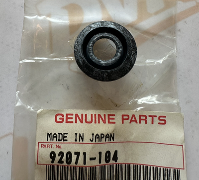 NEW GENUINE92071-104 KAWASAKI Z650 Z1000 CARBURETTOR GROMMET RUBBER