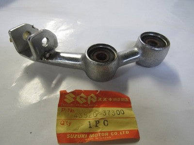 NOS Suzuki  80-82 SUZUKI GN400 FRONT LEFT FOOTREST BAR 43520-37300