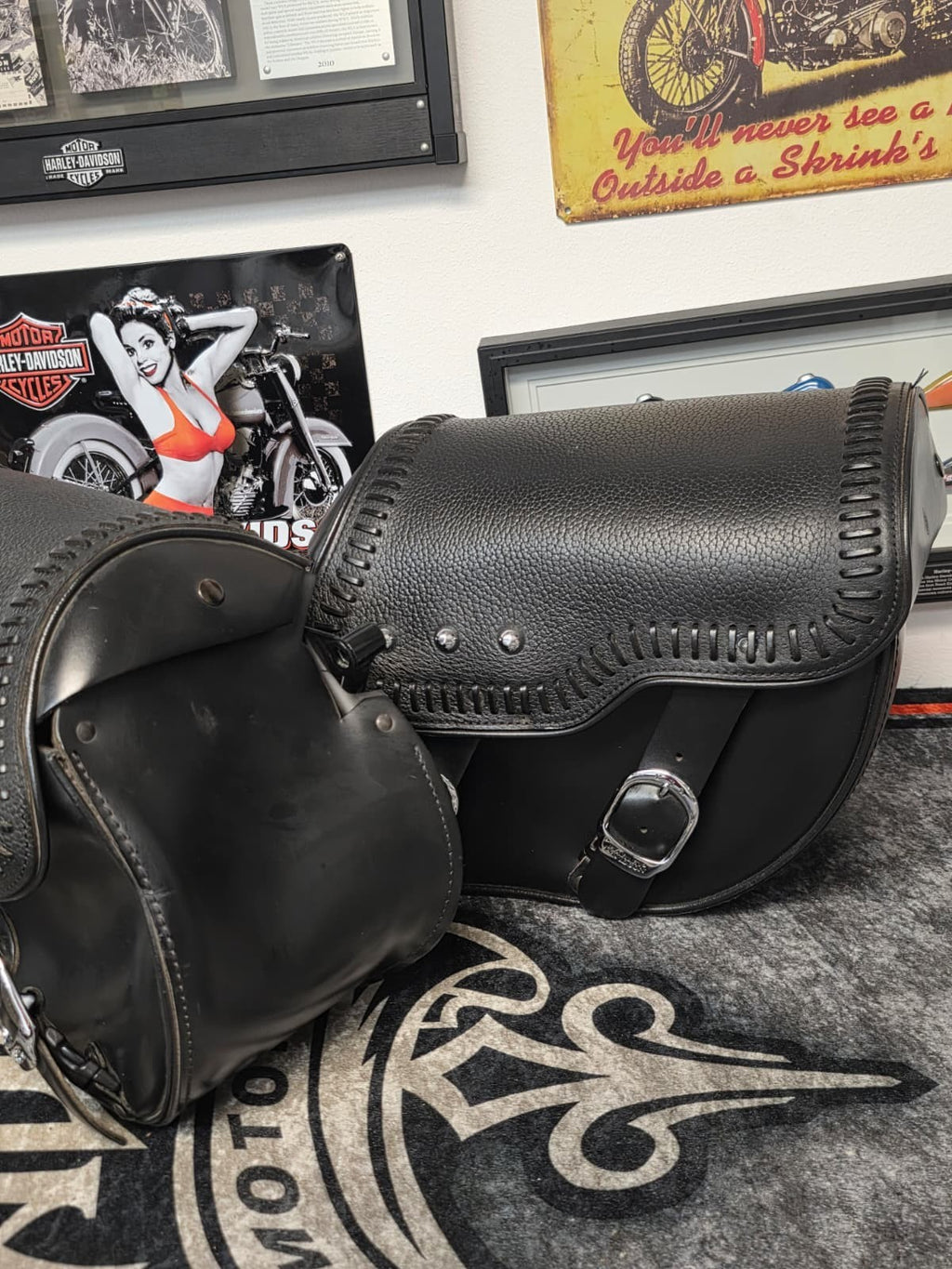 HARLEY DAVISON SOFTAIL  Leather Saddlebag with mounting pcs 1984-2017 OEM