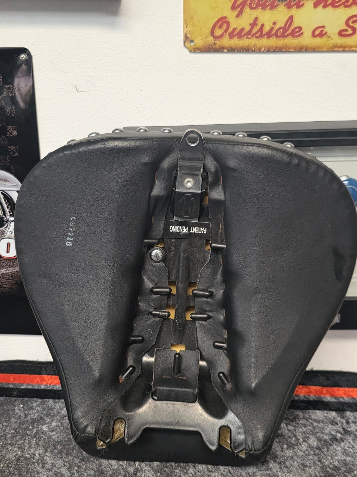 05-17 Harley DAVISON Softail Deluxe , heritage ,FLSTN  OEM FRONT /PASSANGER SEAT