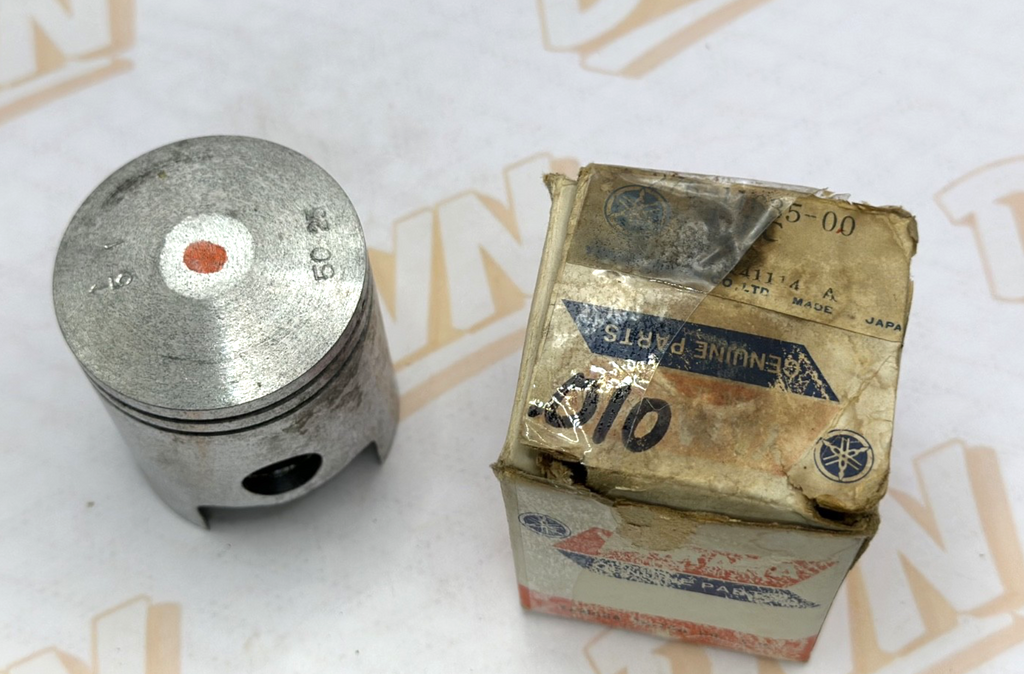 Yamaha 276-11635-00. Piston O/S .25mm NOS