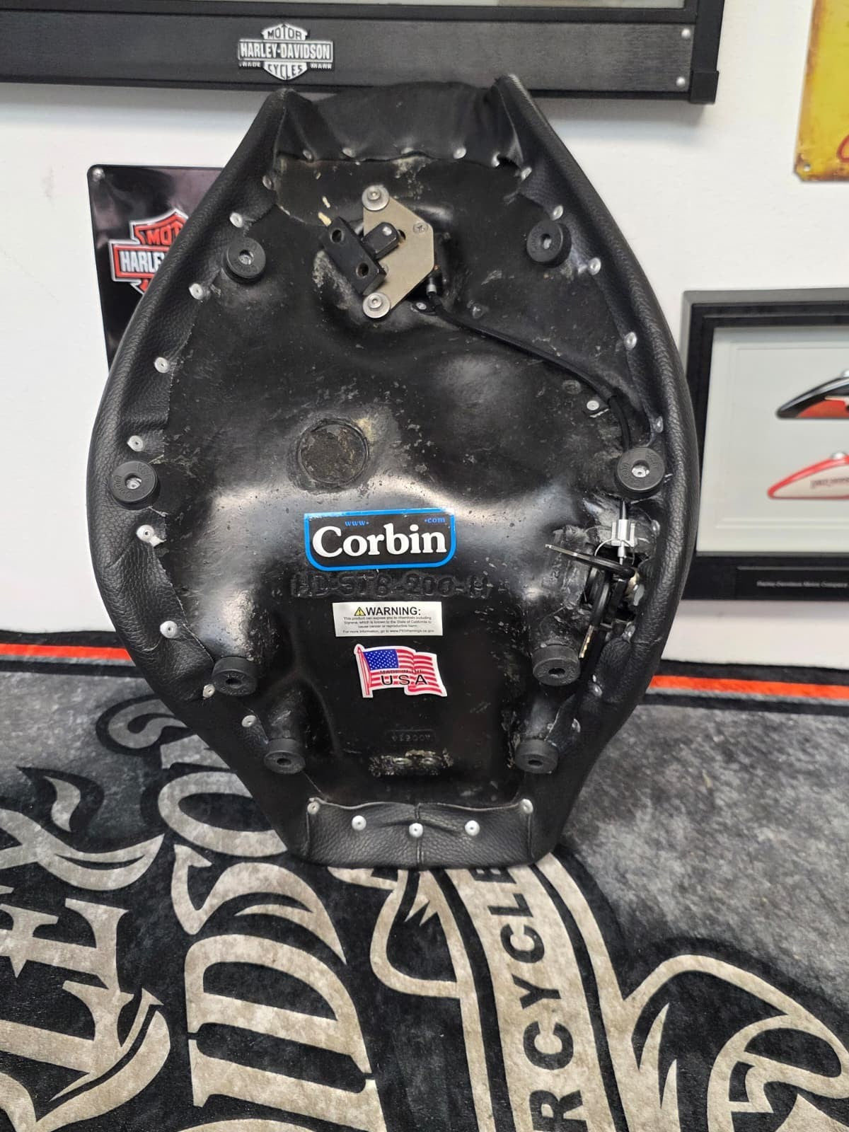 CROSS BONE Corbin Close Solo Seat Harley-Davidson 08-11