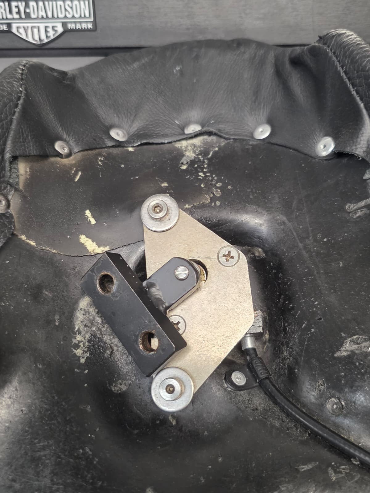 CROSS BONE Corbin Close Solo Seat Harley-Davidson 08-11