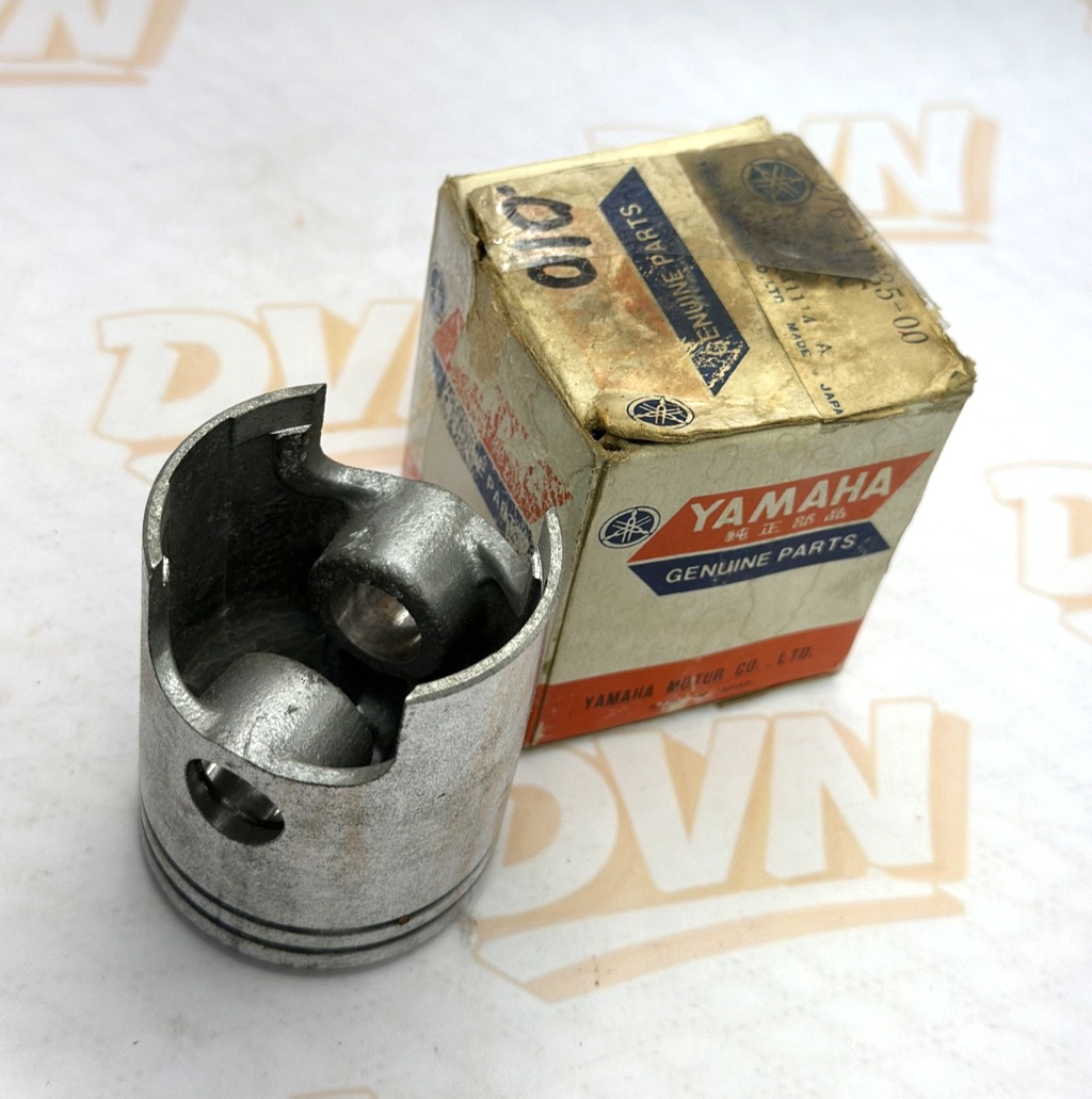 Yamaha 276-11635-00. Piston O/S .25mm NOS